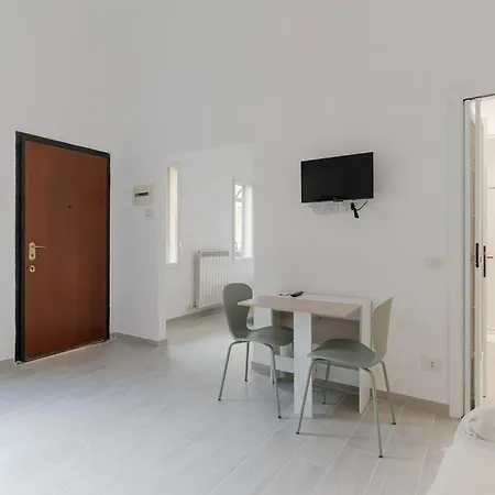 Guesthost - Patio Varesina *